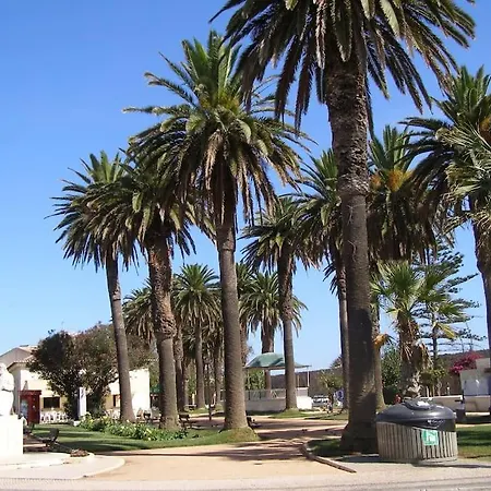 Vakantiehuis Spacious Close To Beach